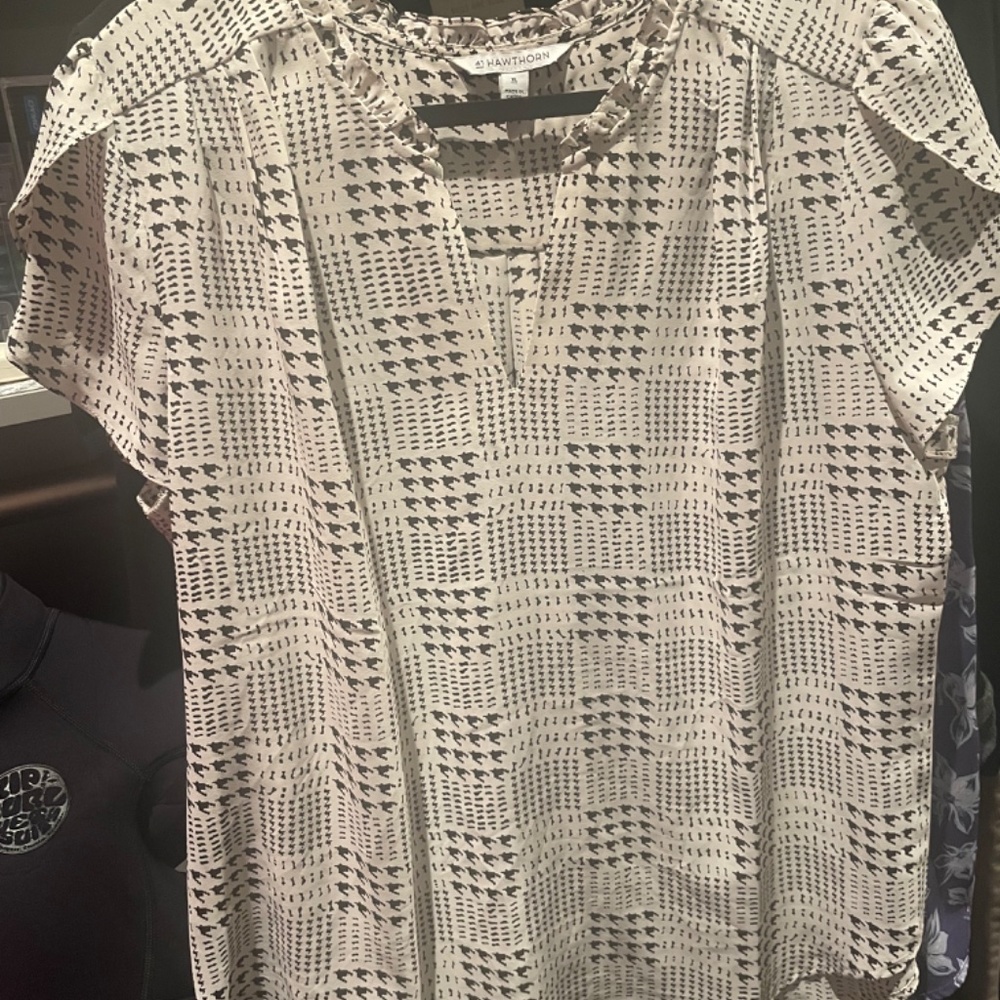41 Hawthorn Tiffiny Tulip Sleeve Blouse. XL